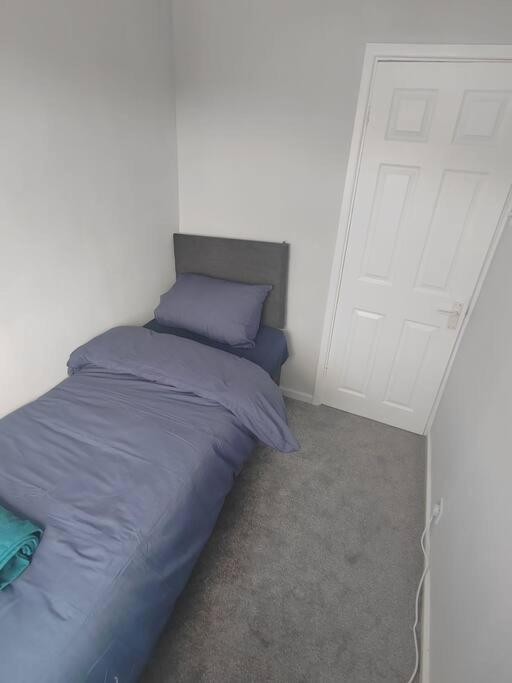 Cosy Brighouse 3 Bed House-Great For Contractors Apartment Ngoại thất bức ảnh