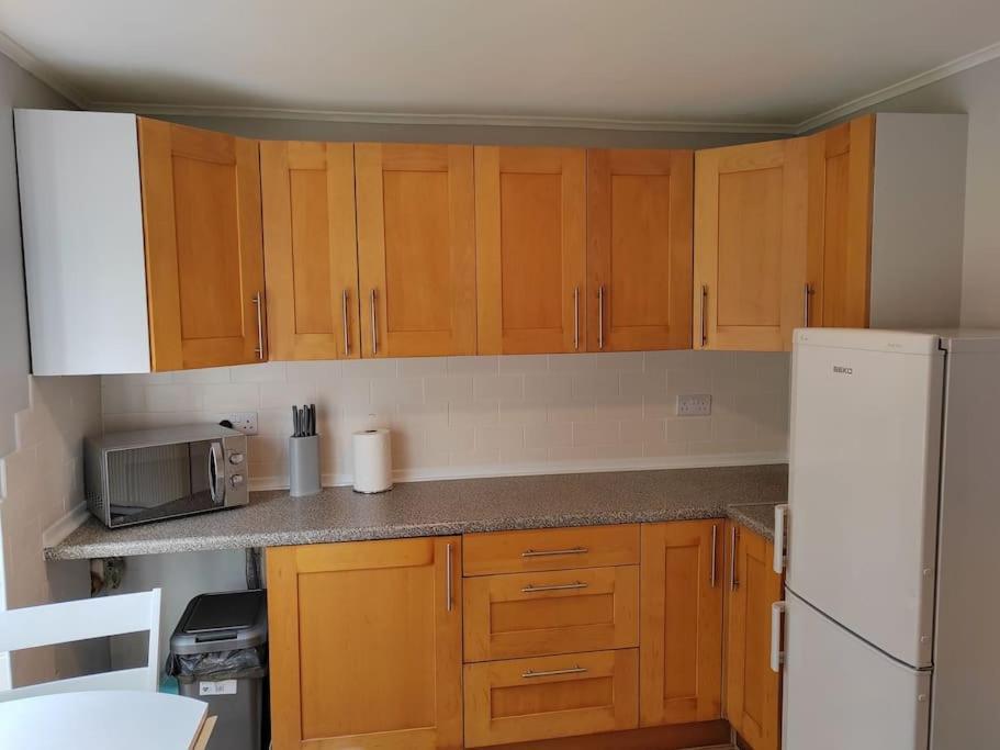 Cosy Brighouse 3 Bed House-Great For Contractors Apartment Ngoại thất bức ảnh