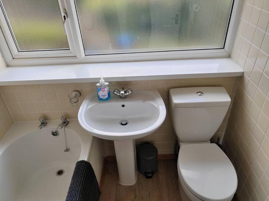 Cosy Brighouse 3 Bed House-Great For Contractors Apartment Ngoại thất bức ảnh