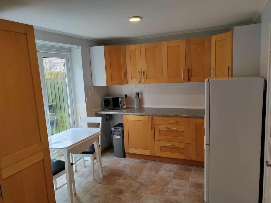 Cosy Brighouse 3 Bed House-Great For Contractors Apartment Ngoại thất bức ảnh
