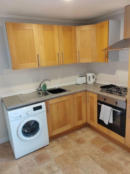 Cosy Brighouse 3 Bed House-Great For Contractors Apartment Ngoại thất bức ảnh