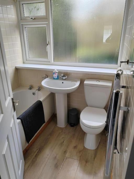 Cosy Brighouse 3 Bed House-Great For Contractors Apartment Ngoại thất bức ảnh