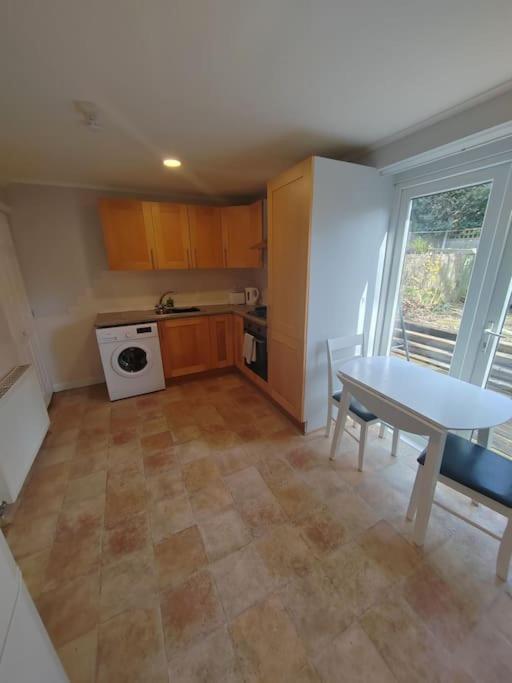 Cosy Brighouse 3 Bed House-Great For Contractors Apartment Ngoại thất bức ảnh